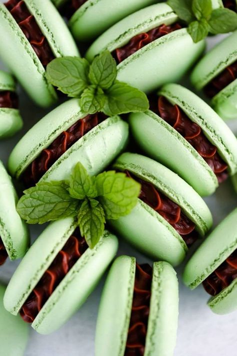 Chocolate Mint macarons - Everything Marina Chocolate Mint Macarons, Mint Chocolate Macarons, Memphis Kitchen, Macaron Business, Mint Macarons, Green Macarons, Best Macaron Recipe, Mint Dessert, Macaroon Cookies Recipe