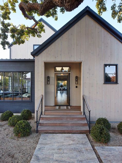 This elegant urban farmhouse home was designed by Tim Barber Architects, located in Venice Beach, California. Beach Farmhouse, Urban Farmhouse, Casa Exterior, Modern Farmhouse Exterior, Farmhouse Exterior, Venice Beach, Farmhouse Design, Residential Architecture, Barn House