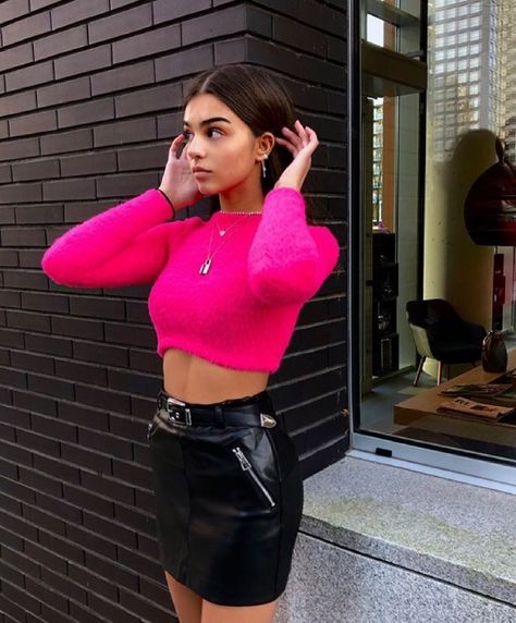 hot pink cropped top and black leather skirt Pink Outfit Ideas Black Women, Pink And Black Outfit Ideas, Pink Crop Top Outfit, Arunya Guillot, Pink And Black Outfit, Pink Top Outfit, Outfit Ideas Black Women, Pink Outfit Ideas, Black Outfit Ideas