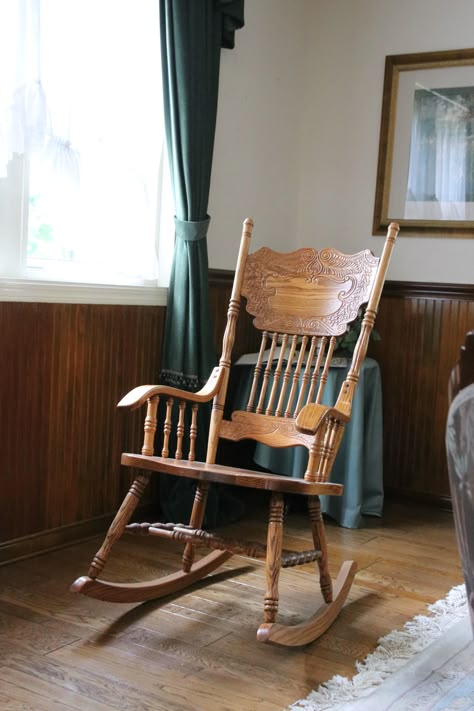 Rocking Chair Vintage, Rocking Chair Aesthetic, Planet Aesthetic, Old Rocking Chairs, Antique Rocking Chairs, Wooden Rocking Chair, Chair Aesthetic, Bohemian Style Interior, Wooden Rocking Chairs