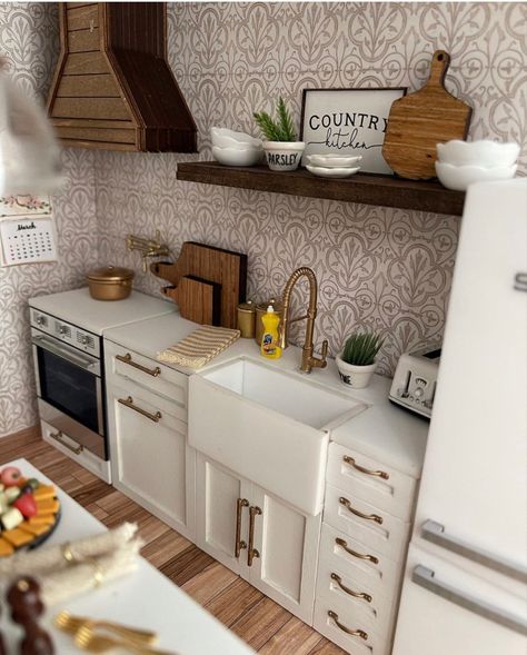 Mini Kitchen Diy Doll Houses, Barbie Kitchen Diy, Dollhouse Kitchen Ideas, Miniature Kitchen Diy, Dollhouse Interior Ideas, Dollhouse Renovation, Dollhouse Furniture Tutorials, Barbie House Furniture, Modern Dolls House