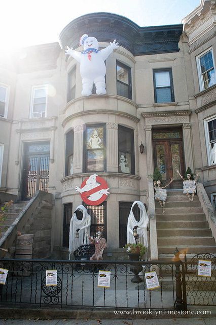 Ghostbusters Halloween Exterior| www.brooklynlimestone.com Exterior Halloween Decorations, Halloween Exterior, Ghostbusters Halloween, Ghostbusters Birthday Party, Outside Halloween Decorations, Ghostbusters Party, Plantas Vs Zombies, Halloween 2014, Halloween Door Decorations