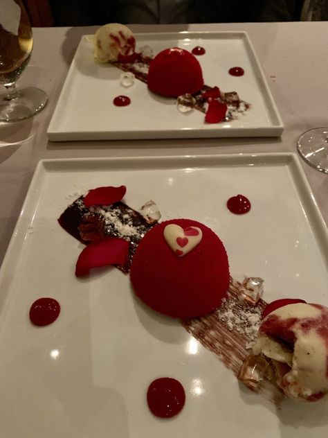 Foods In Restaurant, Food From Restaurant, Restaurant Dessert Aesthetic, Dessert Restaurant Aesthetic, Valentines Dinner Aesthetic, Dinner Restaurant Snapchat, Restaurant Deserts, Valentines Day Restaurant, Fancy Restaurant Food