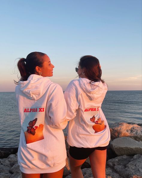 Sunset hoodie pictures with friends Sorority Girl Aesthetic, Sorority Aesthetic, Beach Hoodie, Sorority Bid Day, Alpha Xi Delta, Alpha Xi, Sorority Sisters, Sorority Girl, Sorority Recruitment