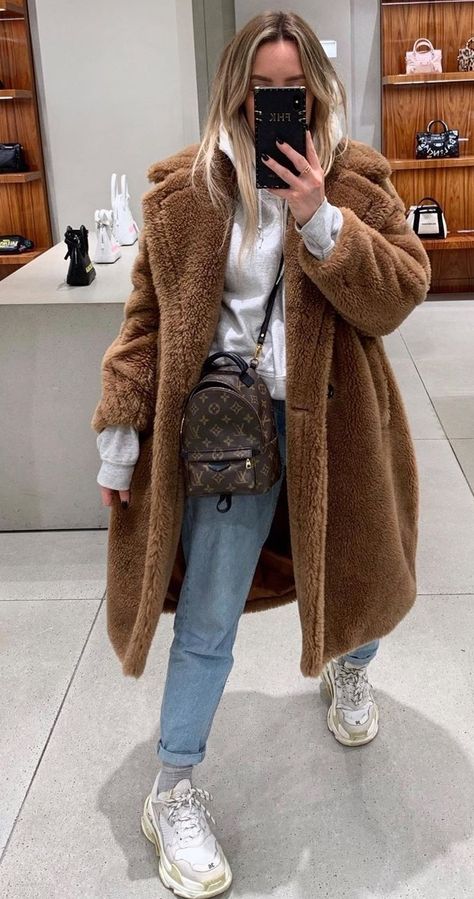 Sherpa Coat Outfit, Fluffy Coat Outfit, Teddy Bear Coat Outfit, Fluffy Jacket Outfit, Freya Killin, Spring Fashion Outfits Casual, Sherpa Jacket Outfit, Teddy Coat Outfit, Minimalist Winter Outfit