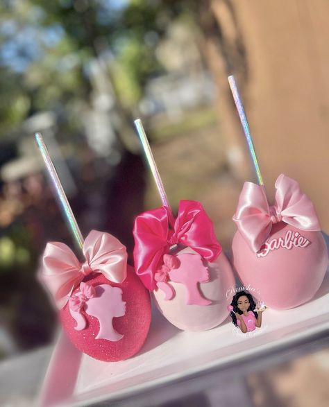 Barbie Strawberries, Barbie Treats Ideas, Barbie Theme Cake Pops, Barbie Themed Treats, Barbie Birthday Party Theme Dessert Tables, Barbie Cake Pops Birthday, Barbie Desert Ideas, Barbie Cakepops Ideas, Barbie Cakesicles Ideas