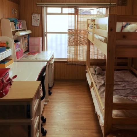 Room Decor Bunk Beds, 2 Beds In One Room Ideas, Bunk Bed Bedroom, Deco Tv, Bunk Bed Room, Japanese Apartment, Room Cute, Japanese Room, Study Place