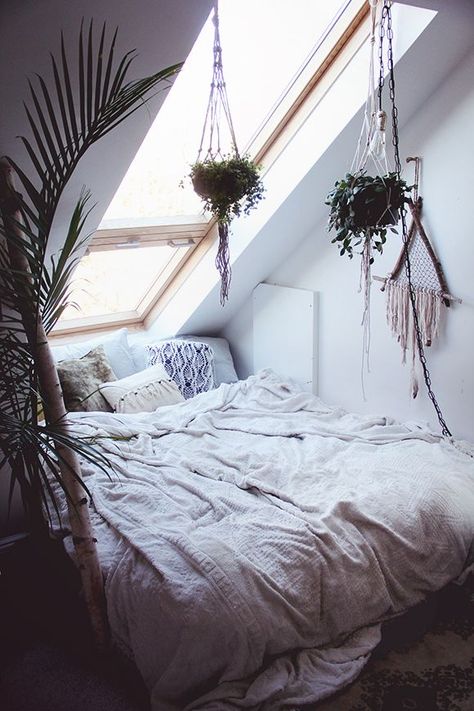 How to create a cozy sleeping space with hanging plants Decor Ikea, Dream Rooms, Dream Bedroom, Home Fashion, My New Room, Reading Nook, Cozy Bedroom, Apartment Therapy, Hanging Plants