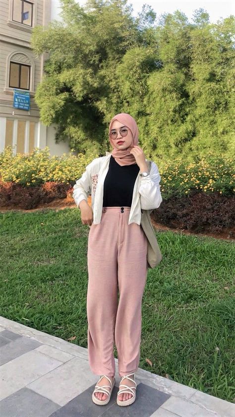 Pink Pants Outfit Hijab, Dusty Pink Outfit Hijab, Outfit Hijab Kulot, Kulot Outfit, Outfit Kulot, Dusty Pink Outfits, Pink Jeans Outfit, Ootd Kulot, Pink Pants Outfit