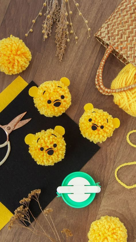 Diy Winnie The Pooh, Pompon Diy, Pom Pom Animals, Pooh Winnie, Disney Diy Crafts, Weihnachten Diy, Winnie The Pooh Birthday, Subversive Cross Stitch, Pom Pom Crafts