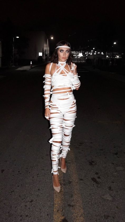 chantalmariexo on Instagram: Last minute halloween costume - DIY MUMMY 👻 what you’ll need: • 10 pack of white cotton tshirts (I used men’s Hanes shirts when I made this… Mummy Diy Costume, Mummy Costume Women, Feminist Halloween Costumes, Diy Mummy Costume, Mummy Diy, Mummy Halloween Costume, Quick Halloween Costumes, Quick Costumes, Popular Halloween Costumes