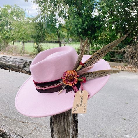 Decorate A Hat Ideas, Decorative Cowgirl Hats, Fedora Hat With Feathers, Hat Decorating Ideas Creative, Decorate Felt Hat, Decorated Felt Hat, Felt Hat Decoration, Custom Hat Ideas For Women, Straw Cowboy Hat Decorating Ideas