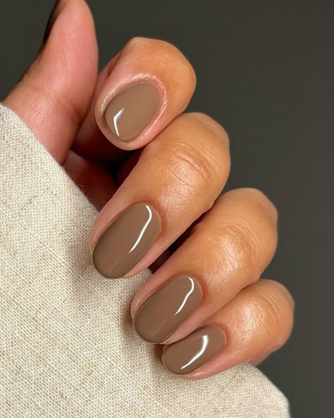 Bio Gel Nails Winter, Moca Nail Color, Chocolate Mousse Nails, Nails Two Different Hands, Oval Nails Winter Colors, Autumn Nails Oval, Mocha Mousse Nails, Short Brown Acrylic Nails, Oval Fall Nails