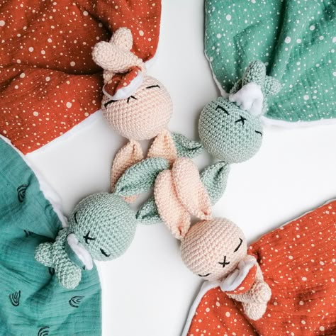 Doudou lapin réalisé au crochet Confection Au Crochet, Crochet Diy, Cute Toys, Plastic Canvas, Crochet Crafts, Crochet Amigurumi, Crochet Baby, Crochet Projects, Amigurumi