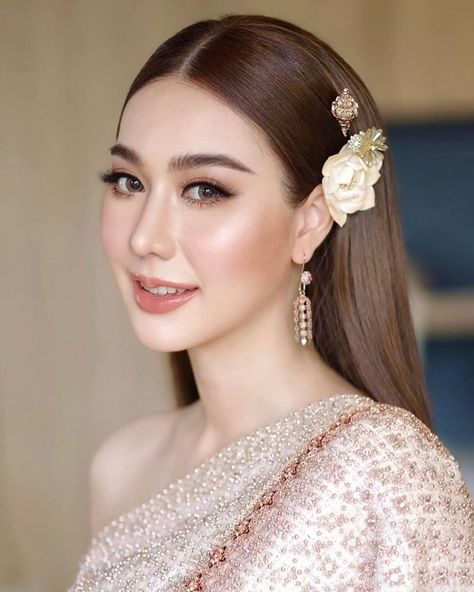 Thai Bridal Hair, Make Up Thailand Look, Thailand Makeup Look Wedding, Thai Bridal Makeup, Thai Makeup Looks Wedding, Korean Bride Makeup, Wedding Makeup For Asian Brides, Make Up Thailand, Thai Makeup Looks