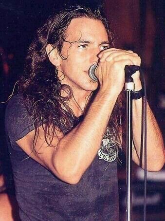 Eddie Vedder...Hands down the best voice in rock. Eddie Vedder 90s, Pearl Jam Eddie Vedder, The Way He Looks, Nikki Sixx, Eddie Vedder, I'm With The Band, New Rock, Pearl Jam, Music Legends