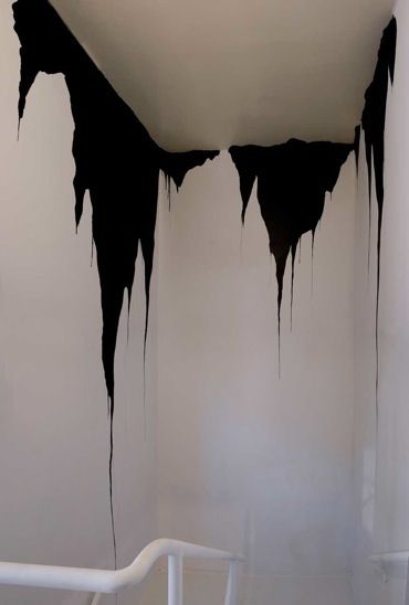 dripping Black And White Wall Painting Ideas Bathroom, Dripping Wall Paint, Black Wall Ideas, Ink Dripping, Drip Wall, Waxing Room, Wall Painting Techniques, Drip Art, Wall Writing