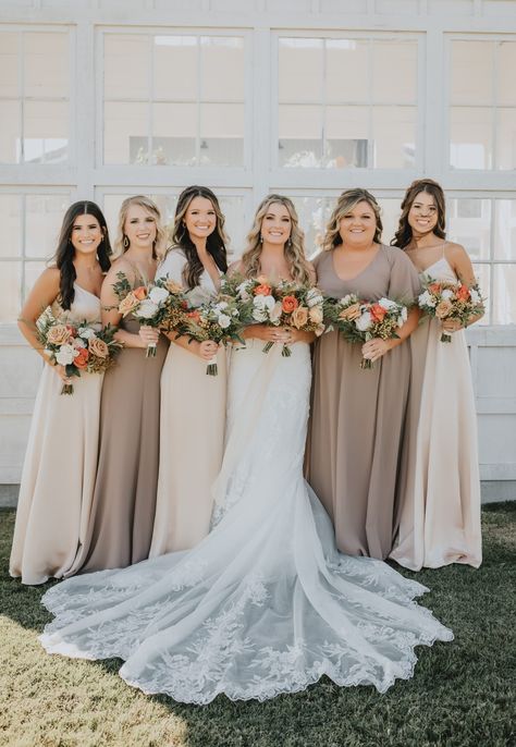 Simple Wedding Ideas, Luxe Wedding Decor, Taupe Wedding, Gown Simple, Farm Wedding Photos, Neutral Bridesmaid Dresses, Wedding Venues Indoor, Themes Wedding, Dallas Wedding Venues