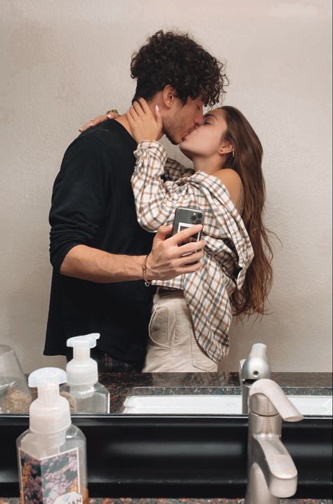 Cute couple mirror selfie kiss Couple Poses Selfie Kiss, Cute Couple Picture Ideas Kissing Selfie, Couple Mirror Photography Poses, Mirror Kissing Selfie, Couple Photoshoot Ideas Mirror, Couples Photoshoot Poses Mirror, Mirror Poses Couple, Mirror Selfie Couple Relationship Goals, Poses With Boyfriend Selfie