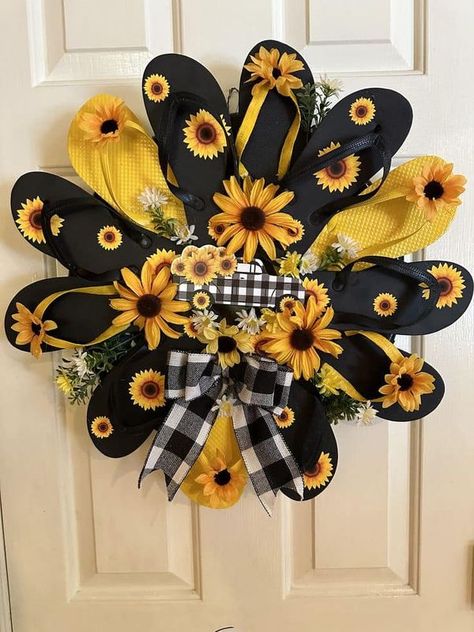 The Bargain Craft Corner | Flip flop wreath 🥰 | Facebook Door Reefs, Summer Flip Flop Wreath, Sunflower Stuff, Flip Flop Wreath, Yard Flowers, Flip Flop Craft, Bee Craft, Diy Floral Wreath, Flip Flop Wreaths