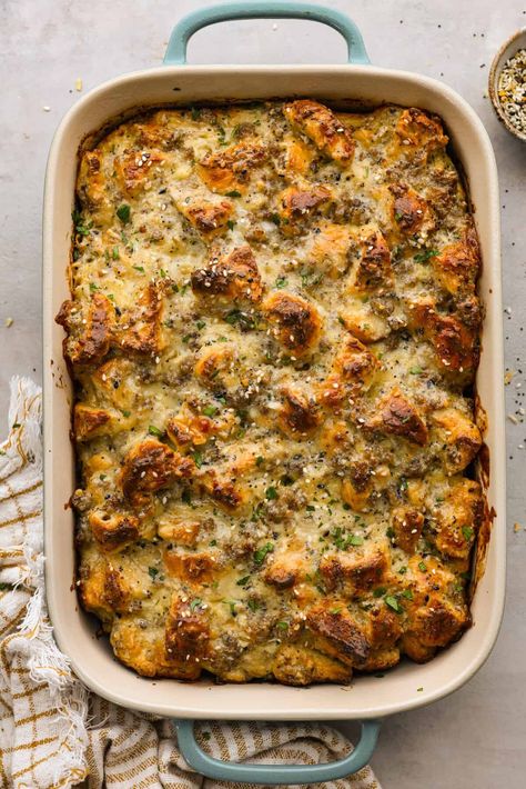 Wake up to the tasty flavors of this everything bagel casserole! It's made with everything bagels and seasoning, sausage, eggs, cream cheese, and gruyère cheese. The result is a creamy and savory breakfast casserole that everyone will devour! Turkey And Egg Breakfast Casserole, Fall Breakfast Casserole, Vegetable Breakfast Casserole, Everything Bagel Casserole, Everything Bagel Breakfast Casserole, Cassarole Meals, Bagel Breakfast Casserole, Cinnamon Raisin Bread Pudding, Bagel Casserole