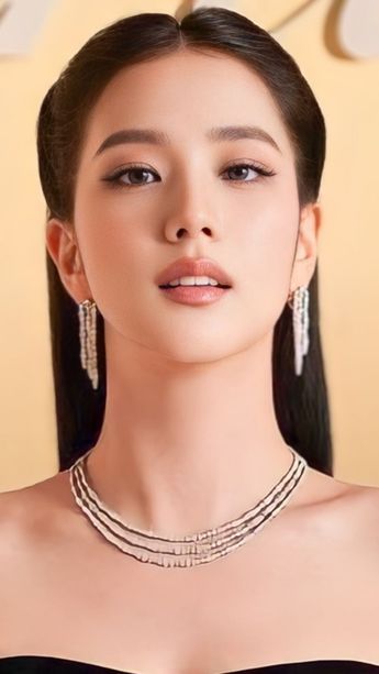 Jisoo Makeup Look, Jisoo Makeup, Bride Makeup Asian, Jisoo Cartier, V Line Face, Bridal Hair Updo, Pink Instagram, Makeup Looks Tutorial, Black Pink Instagram