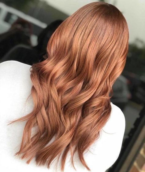 cinnamon gold hair is the latest low-maintenance hair color trend for spring Cinnamon Hair Color, Cinnamon Brown Hair, Cinnamon Hair Colors, Brown Hair Trends, Cinnamon Hair, Chestnut Hair, Gold Hair Colors, Strawberry Blonde Hair Color, Chestnut Hair Color