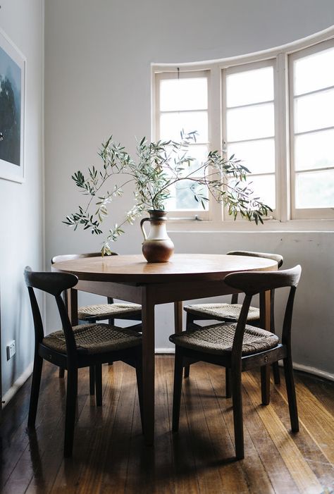 When photographer Nicolette Johnson put images she took of her art-filled Australian apartment on Reddit's Interior Design forum, she could not have imagined her post would take off the way it did. No need for curtains or extraneous decor in this unfussy dining room. Deco House, 1920s House, 아파트 인테리어, Mid Century Dining, Dining Room Inspiration, Small Dining, Retro Home Decor, Retro Home, Modern Dining Room