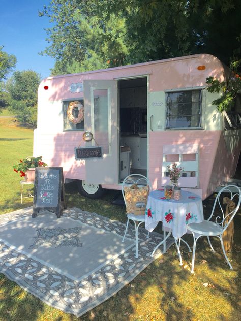 Little Rosie & Co., on location hair and makeup travel trailer based out of Nashville TN. Http://www.facebook.com/littlerosieandco Mobile Nail Salon, Pink Trailer, Mobile Hair Salon, Mobile Beauty Salon, Home Hair Salons, Mobile Spa, Mobile Beauty, Salon Suites, Mobile Boutique