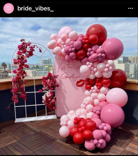 Kiss The Miss Goodbye, Deco Ballon, Diy Valentine's Day Decorations, Cute Kiss, Valentines Balloons, Gold Party Decorations, Birthday Party Theme Decorations, Birthday Balloon Decorations, Bride Magazine