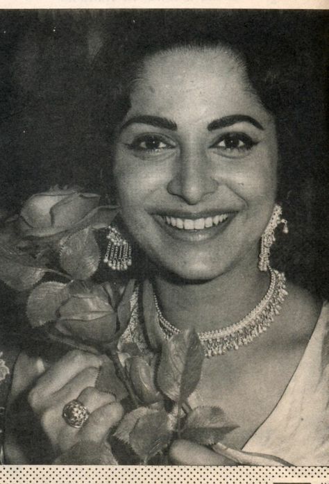 Once upon a time... Waheeda Rahman, Waheeda Rehman, Vintage Bollywood Aesthetic, Bollywood Retro, Bollywood Aesthetic, Vintage Feminine, Bollywood Pictures, Retro Bollywood, Indian Cinema