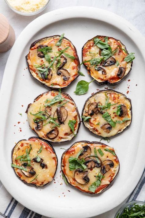 Easy to make and fun to eat, these mini eggplant pizzas are a great healthy alternative. Cheesy and delicious, everyone will love them! Why not try them as an appetizer? Low Carb Eggplant Recipes, Mini Eggplant, Eggplant Pizza, Eggplant Pizzas, Eggplant Dishes, Pizza Flavors, Pizza Bites, Seafood Pasta, Eggplant Recipes