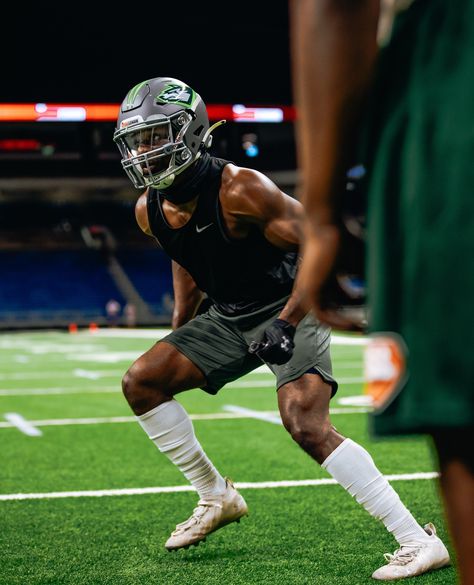 Wide Receiver Aesthetic, American Football Players High School, Football Practice Aesthetic, Black Athletes Men, Football Guy Aesthetic, High School Football Drip, Football Player Aesthetic, American Football Aesthetic, Football Character