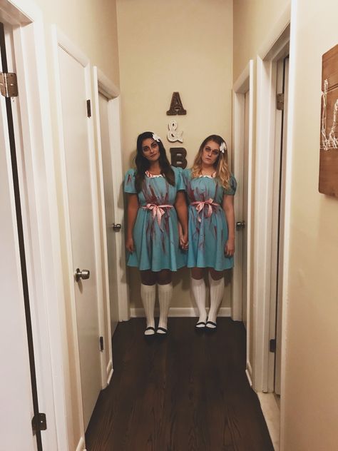 The Grady Twins Costumes Halloween 2017 The Shining Twins Costume Creative Halloween Costumes #twinning Famous Twins Costumes, Evil Twin Halloween Costume, Shinning Twins Halloween Costumes, Scary Twin Halloween Costumes, Evil Twins Costume, Shining Twins Makeup, The Shinning Twins Halloween Costume, Creepy Twins Aesthetic, Creepy Twins Costumes