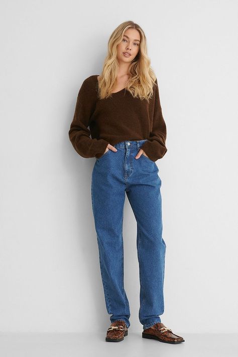 These mom jeans feature a high waist. They have belt loops and a zipper and button closure. These mom jeans feature a five-pocket design, a long wide leg and a relaxed fit. Jean Levis, Outfits To Draw, Blue Mom Jeans, Mom Jeans Outfit, Funky Outfits, Latest Trends In Fashion, Clothes Jewelry, Sweater Black, Autumn Inspiration