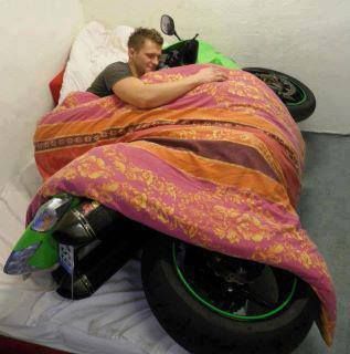 In bed with a motorcycle? Motorcycle Humor, Image Moto, Funny Motorcycle, Mobil Drift, Funny Poses, Motorcycle Aesthetic, Prințese Disney, Biker Love, Pretty Bike