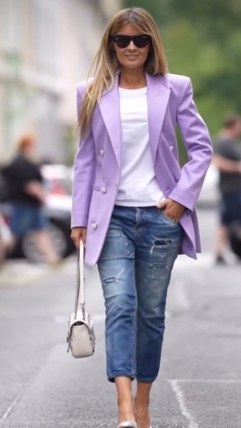 Outfit Saco Lila, Lavender Blazer Outfits For Women, Purple Blazer Outfits For Women, Lilac Blazer Outfit, Outfit Giorno, Purple Blazer Outfit, Oversize Blazer Outfit, Cropped Jeans Outfit, Lilac Blazer