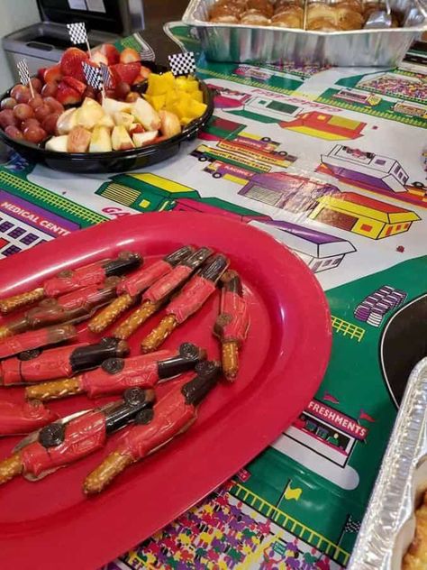 How to Host a Daytona 500 Party: Food, Games and Party Supplies Nascar Food Ideas, Daytona 500 Party Ideas, Nascar Snacks, Daytona 500 Party Food, Nascar Party Food, Indy 500 Party, Nascar Party, Talladega Nights, Party Bowls