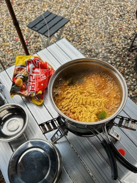 Food For Camping Aesthetic, Camping Aesthetic Food, Camping Meals Aesthetic, Korean Camping Aesthetic, Korean Camping Food, Korean Cooking Aesthetic, Korean Camping, Simple Camping Meals, Camping Lunch Ideas