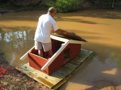 Floating Duck House, Duck House Diy, Duck House Plans, Duck Houses, Duck Pens, Duck Coop, Farm Pond, Bird House Plans, Duck House