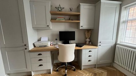 Discover Zita’s home office makeover with Howdens. Practical storage. A functional space. Classic framed design. Bespoke planning advice. Fitted Home Office Ideas, Small Home Office Ideas Uk, Howdens Office, Box Room Office, Fitted Office Furniture, Guesthouse Ideas, Fitted Office, Home Office Uk, Project Room