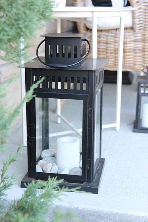 Front Porch Lantern Decor, Summer Lantern Decor, Lantern Decor Outdoor, Porch Lanterns Decor, Lanterns On Porch, Outdoor Lantern Ideas, Outdoor Lanterns Patio, Outdoor Lanterns Decor, Porch At Night