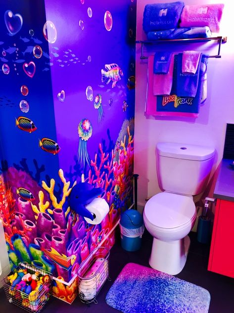 Bright Colored Bathrooms, Rainbow Kitchen, Colorful Room Decor, Colorful Apartment, 1000 Life Hacks, Shared Room, Magic Eyes, Neon Rainbow, Lisa Frank