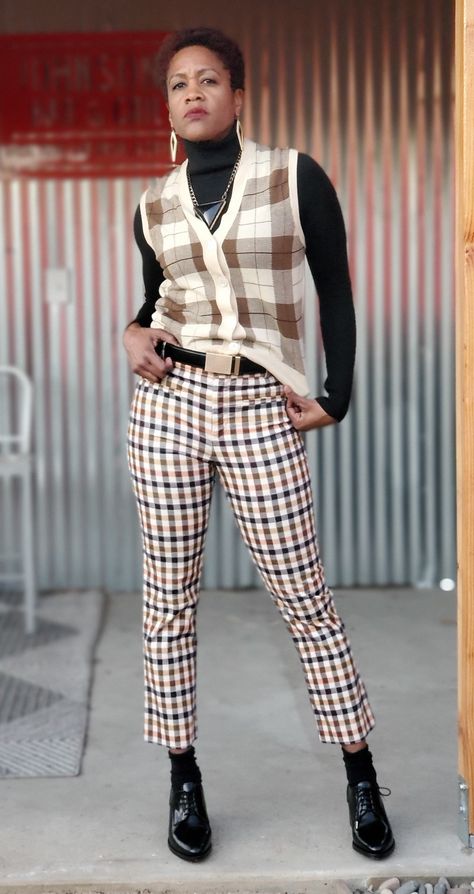 Plaid And Stripes Outfit, Sweater Vest Layering, Mixed Pattern Outfit, Plaid Vest Outfit, Mixing Patterns Fashion, Mixed Prints Outfit, Pattern Mixing Outfits, Mixing Prints Fashion, Work Sweaters