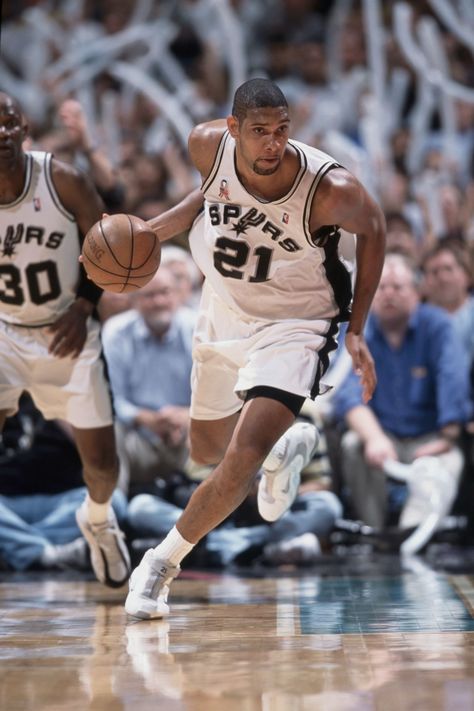 Spurs Basketball, Basketball Background, Basketball Highlights, Texas Sports, Tim Duncan, Basketball Photography, Nba Championships, Nba Pictures, Nba Legends