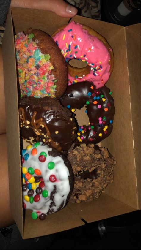 Hurts Donuts, Pretty Desserts, Random Aesthetics, Donut Holes, Yummy Sweets, Fried Food, Yummy Foods, Food Obsession, Food Cravings