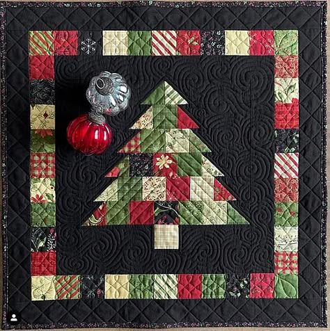 Tole Christmas Quilt Pattern, Christmas Quilt Wall Hanging Patterns, Sashing Ideas For Quilts, Christmas Quilts Ideas, Seasonal Quilts, Quilts Christmas, Christmas Tree Wall Hanging, Brooch Display, Tree Quilt Block