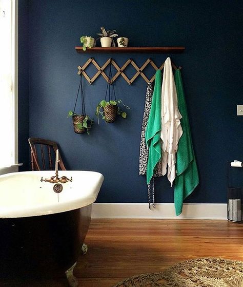 Benjamin Moores Van Duesen Blue HC-156. This bathroom from @contentandcompany on the #simplystyleyourspace feed is everything... and that color on the walls is everything. Dark Blue Bathrooms, Clever Bathroom Storage, Navy Bathroom, Bathroom Blue, Dark Bathrooms, Bad Inspiration, Dark Walls, Unique Bathroom, Trendy Bathroom