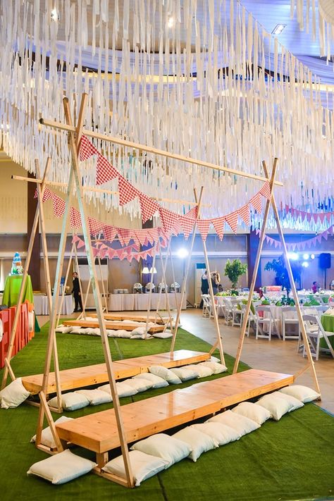 Coachella Party Ideas, Party Decorations Table, Coachella Party, Teepee Party, Camping Theme Party, Picnic Theme, Picnic Decorations, Outdoor Birthday, Party Setup