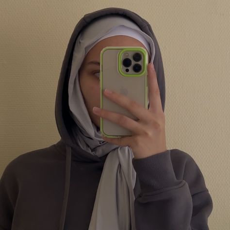 Grey hijab, white hijab, grey hoodie, hijab style, modest fashion Hoodie Hijab Style, Outfit Mirror Picture, Hoodie Hijab, Grey Hijab, White Hijab, Hijabi Outfit, Mirror Picture, Hijab Style, Mode Inspiration